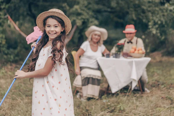 Chica Joven Feliz Vestido Sol Sombrero Con Una Red Mariposas Imagen de stock