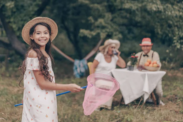 Giovane Ragazza Felice Posa Con Una Rete Prendisole Cappello Giardino Immagine Stock