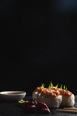 Suşi rulosu. Siyah arka planda suşi. Japon deniz ürünleri suşi, suşi, siyah arka plan..