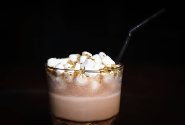 Siyah arka planda kahve içiyorlar. Siyah bir masada kahve. Soğuk kahve. Sütlü. Kapuçino. Espresso. Kahve kokteylleri. Milkshakeler. Krem şanti. Barista. 
