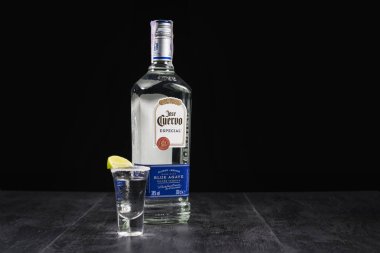 Kiev, Ukrayna - 07 Kasım 2018: Jose Cuervo tekila rafta. Bu, dünyada en çok satan tekila. Üretici Tekila Cuervo La Rojena, S.A. de C.V