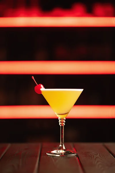 Verse Gele Cocktail Een Neon Achtergrond Alcoholische Cocktail Vruchten Niet — Stockfoto