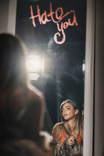 Donna Ritratto Bellezza Nella Stanza Vicino Specchio Elegante Modello Glamour — Foto Stock