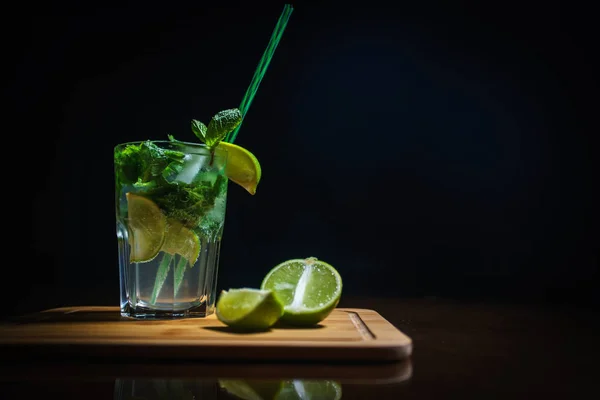 Frischer Cocktail Auf Schwarzem Hintergrund Alkoholischer Cocktail Auf Schwarzem Hintergrund — Stockfoto