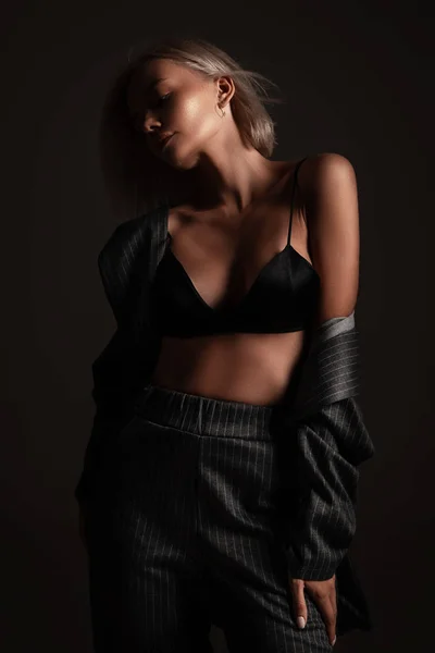 Sexy Chica Rubia Con Peinado Glamuroso Posando Sobre Fondo Negro —  Fotos de Stock