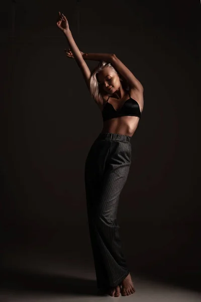 Schöne Junge Verführerische Frau Posiert Raum Auf Schwarzem Hintergrund Mode — Stockfoto