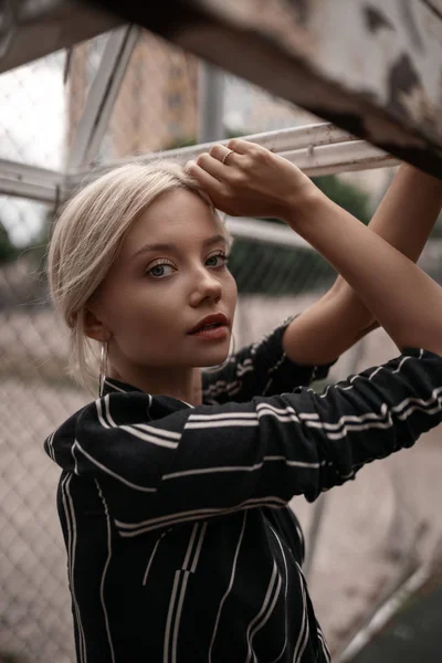 Elegante Moda Ragazza Bionda Alla Moda Con Acconciatura Elegante Classico — Foto Stock