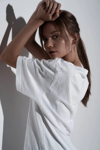 Schöne Junge Verführerische Frau Posiert Raum Auf Weißem Hintergrund Mode — Stockfoto