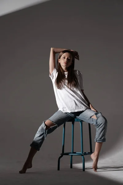 Jolie Femme Mode Avec Coiffure Brune Chemise Jeans Portrait Séduisante — Photo