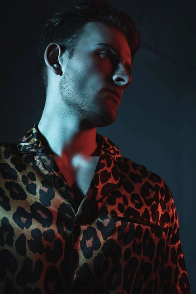 Неоновый Легкий Студийный Портрет Красивого Мужчины Модели Леопардовой Рубашке Гламур — стоковое фото