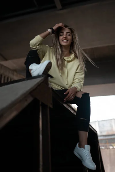 Portret Van Stijlvol Sexy Schattig Meisje Jas Broek Sneakers Poseren — Stockfoto