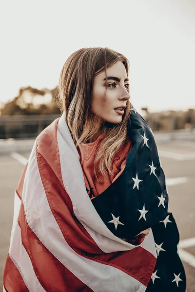 Gadis Muda Bergaya Perkotaan Berpose Dengan Bendera Amerika Bertudung Merah — Stok Foto