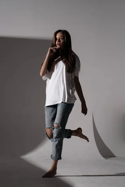Sexy Heiße Frau Hemd Und Jeans Posiert Studio Auf Weißem — Stockfoto