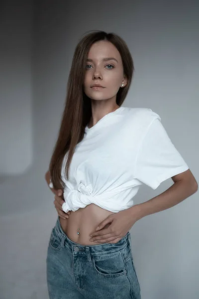 Potret Elegan Menarik Gadis Kemeja Dan Celana Jeans Sexy Fashion — Stok Foto