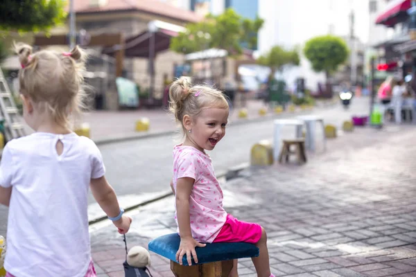 Turquie Sur Les Marchés Deux Sœurs Jumelles Attendant Dans Rue — Photo