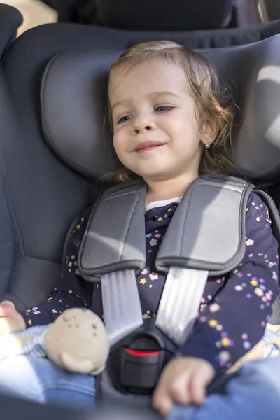 Linda Niña Feliz Asiento Coche Gris Coche — Foto de Stock