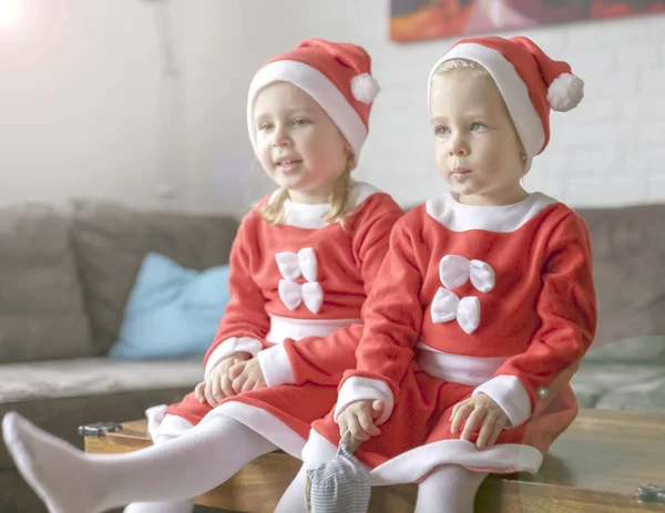 Dos Hermosas Hermanas Vestidas Para Santa Claus —  Fotos de Stock