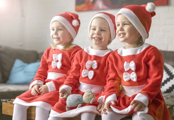 Tres Hermosas Hermanas Vestidas Para Santa Claus —  Fotos de Stock