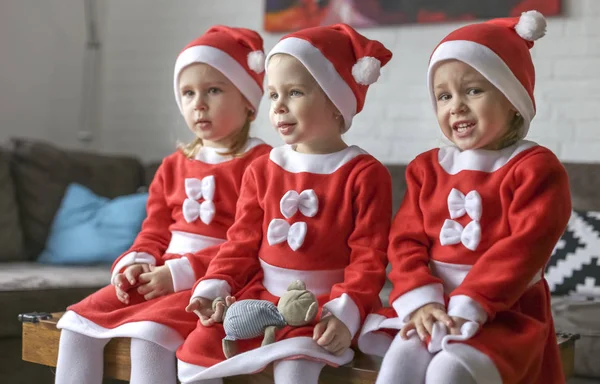 Tres Hermosas Hermanas Vestidas Para Santa Claus —  Fotos de Stock