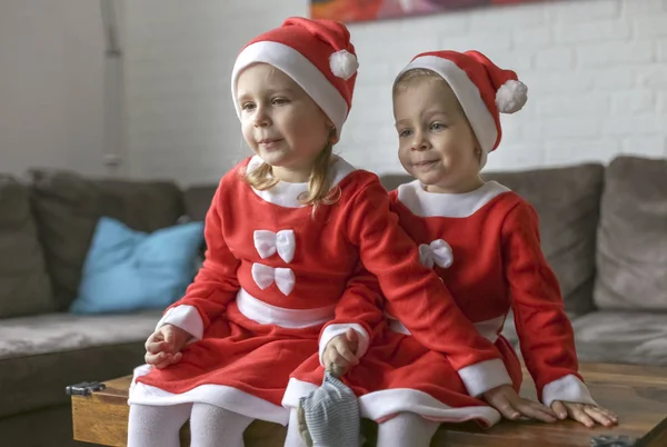 Dos Hermosas Hermanas Vestidas Para Santa Claus —  Fotos de Stock