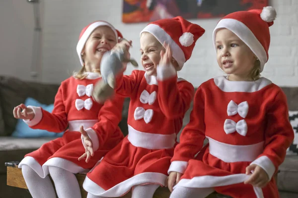 Tres Hermosas Hermanas Vestidas Para Santa Claus —  Fotos de Stock