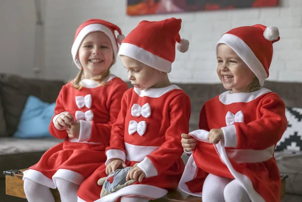 Tres Hermosas Hermanas Vestidas Para Santa Claus —  Fotos de Stock