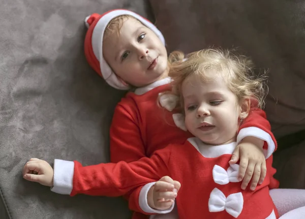 Dos Hermosas Hermanas Vestidas Para Santa Claus —  Fotos de Stock