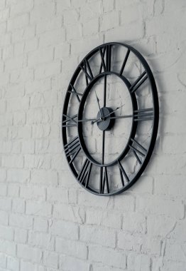  Romen rakamı ile Vintage saat. duvar saati-yüz dialrustical üzerinde beyaz tuğla duvar dairede,