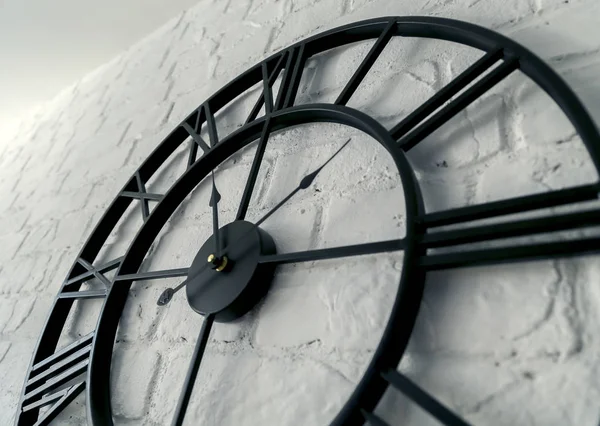 Vintage Ρολόι Λατινικό Αριθμό Dialrustical Ρολογιού Τοίχου Λευκό Τούβλο Τοίχο — Φωτογραφία Αρχείου