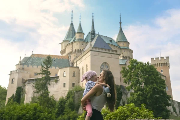 Besarse en el fondo de un hermoso castillo . —  Fotos de Stock