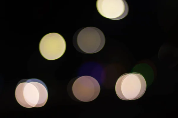 Imagem abstrata das luzes bokeh na cidade sobre fundo escuro — Fotografia de Stock