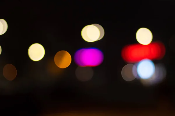 Rode en roze bokeh van lichten in de stad — Stockfoto