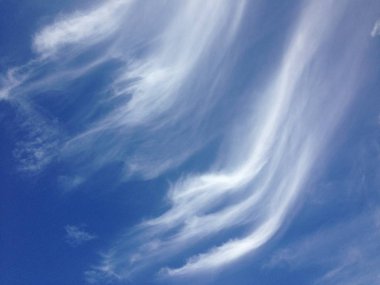 mavi gök beyaz bulutlar