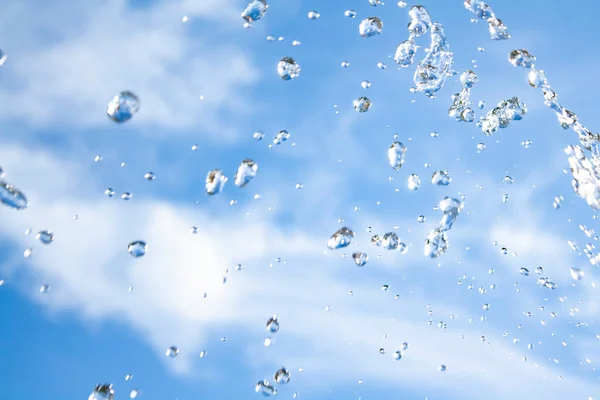 Vliegende Druppels Water Tegen Lucht — Stockfoto