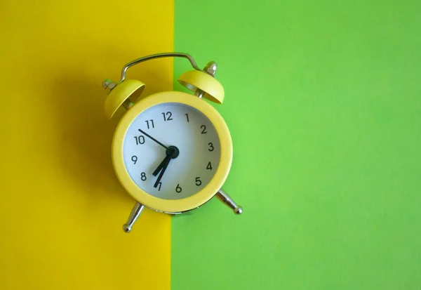 Reloj Despertador Amarillo Fondo Dos Colores Amarillo Verde Colores Vista —  Fotos de Stock