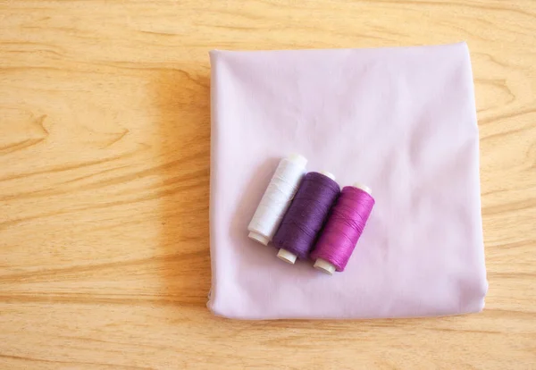 Tres Carretes Hilo Para Coser Colores Blanco Púrpura Rosa Yacen — Foto de Stock
