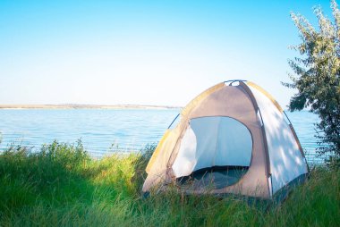 Nehir kenarında turist çadırı