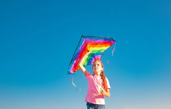 Uma Menina Prestes Voar Papagaio Céu — Fotografia de Stock