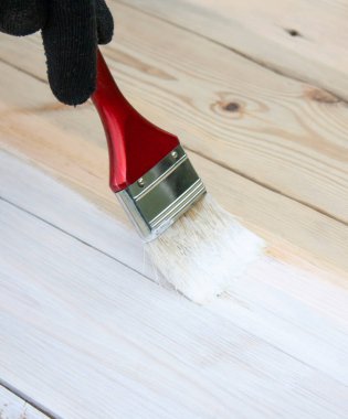 Işık tahtalarını boya fırçasıyla beyaza boya.