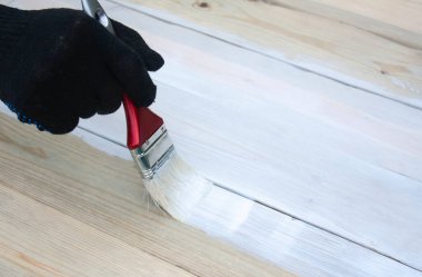 Ahşap tahtaları beyaz boyayla boyamak