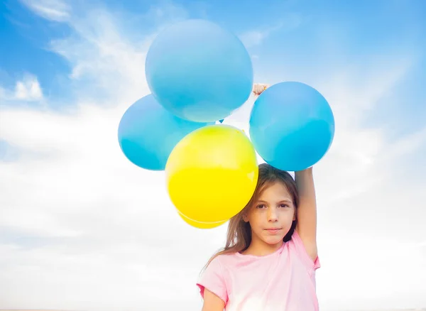 Menina Segurando Balões Cores Azuis Amarelas Suas Mãos — Fotografia de Stock