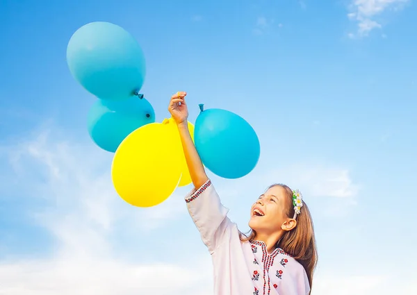 Uma Menina Vestida Com Camisa Ucraniana Bordada Segura Balões Cores — Fotografia de Stock