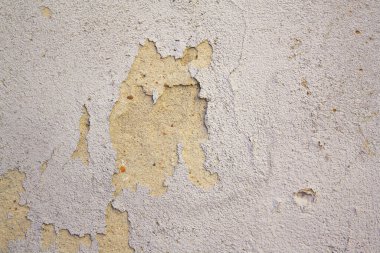 Kırık alçılı bir duvarın parçası.