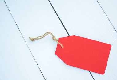 Beyaz tahtalarda ip olan boş kırmızı kağıt fiyat etiketi