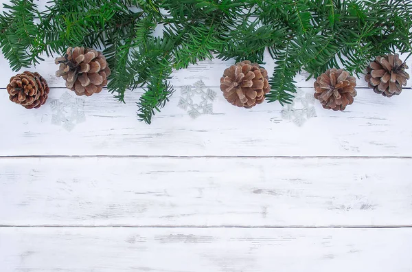나무판에는 전나무 가지와 솔방울이 크리스마스 — 스톡 사진