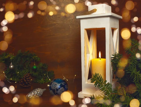 Mum ve köknar dallı Noel feneri