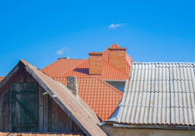 Evin eski çatısına karşı komşu evin yeni çatısının arka planı.