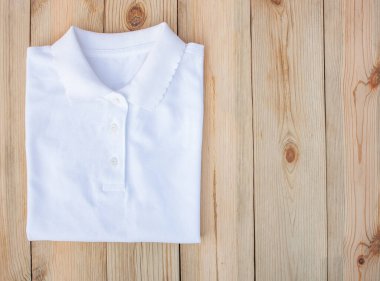 Tasmalı beyaz tişört ve hafif ahşap arka plan