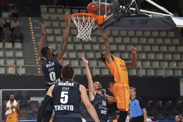 Campeonato de la Eurocopa de Baloncesto Dolomiti Energia Trento vs Galatasaray Doga Sigorta Estambul — Foto de Stock