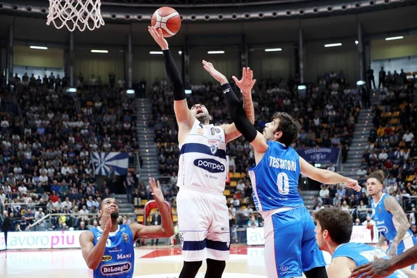 Olasz kosárlabda A sorozat bajnokság Fortitudo Bologna vs De Longhi Treviso kosár — Stock Fotó